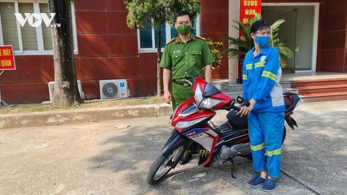 Công an Hà Nội tặng xe máy cho nữ lao công bị cướp trong đêm